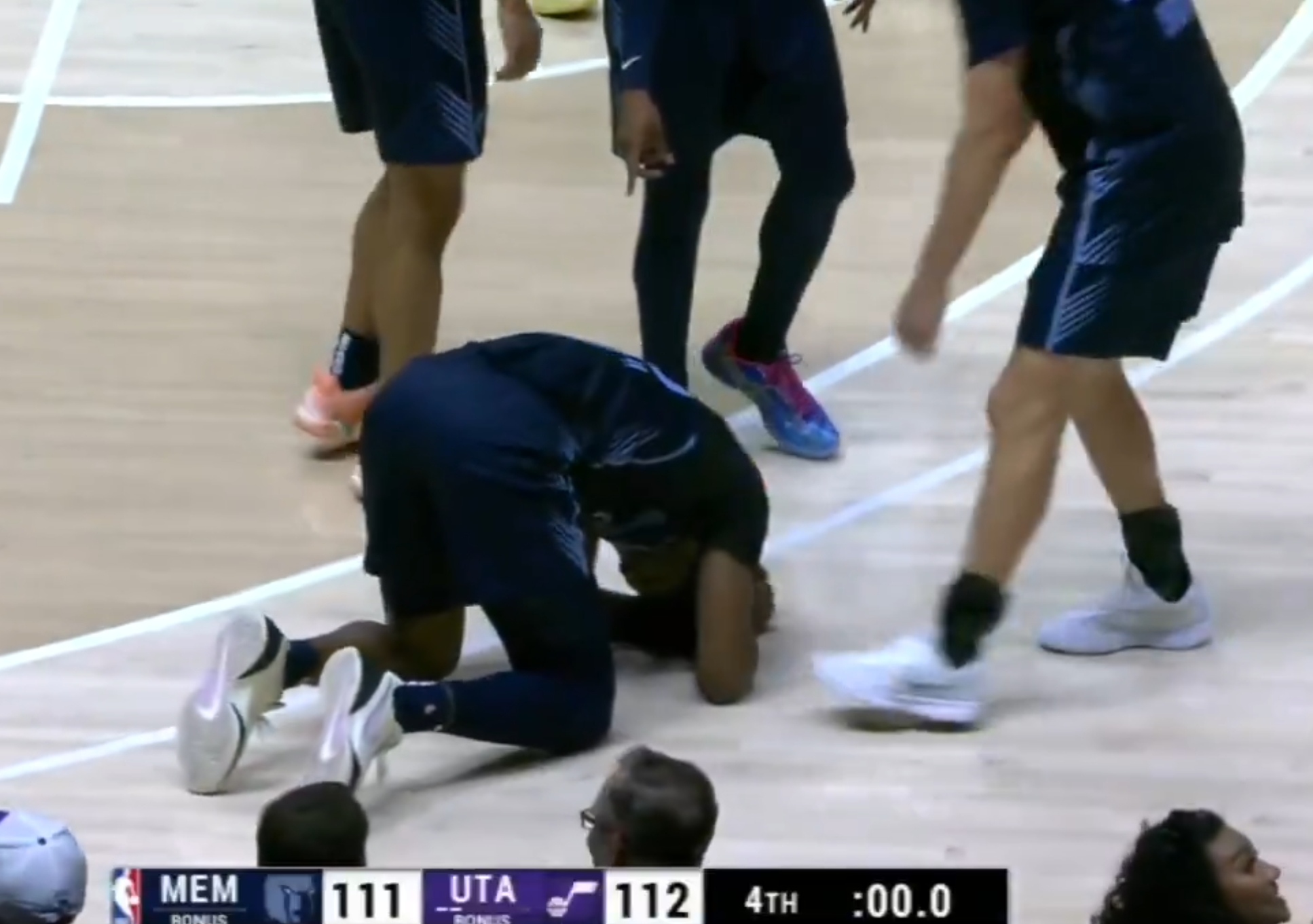 开云体育app-😭杜兰特：小伙子我懂你啊！GG-杰克逊绝平三分踩线懊恼跪地！