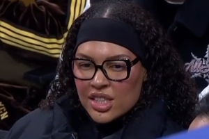 四川女篮外援坎贝奇现场观看四川男篮vs广东男篮的比赛