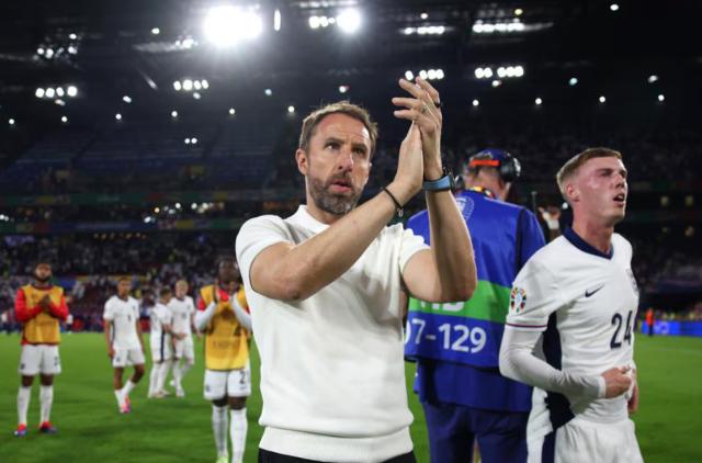 开云在线开户-索斯盖特躲开了砸向他的酒杯，但躲不开漫天骂声