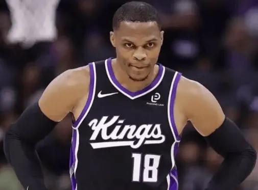 开云体育app-威斯布鲁克半场6投3中，三分5中3得到11分1篮板3助攻1抢断