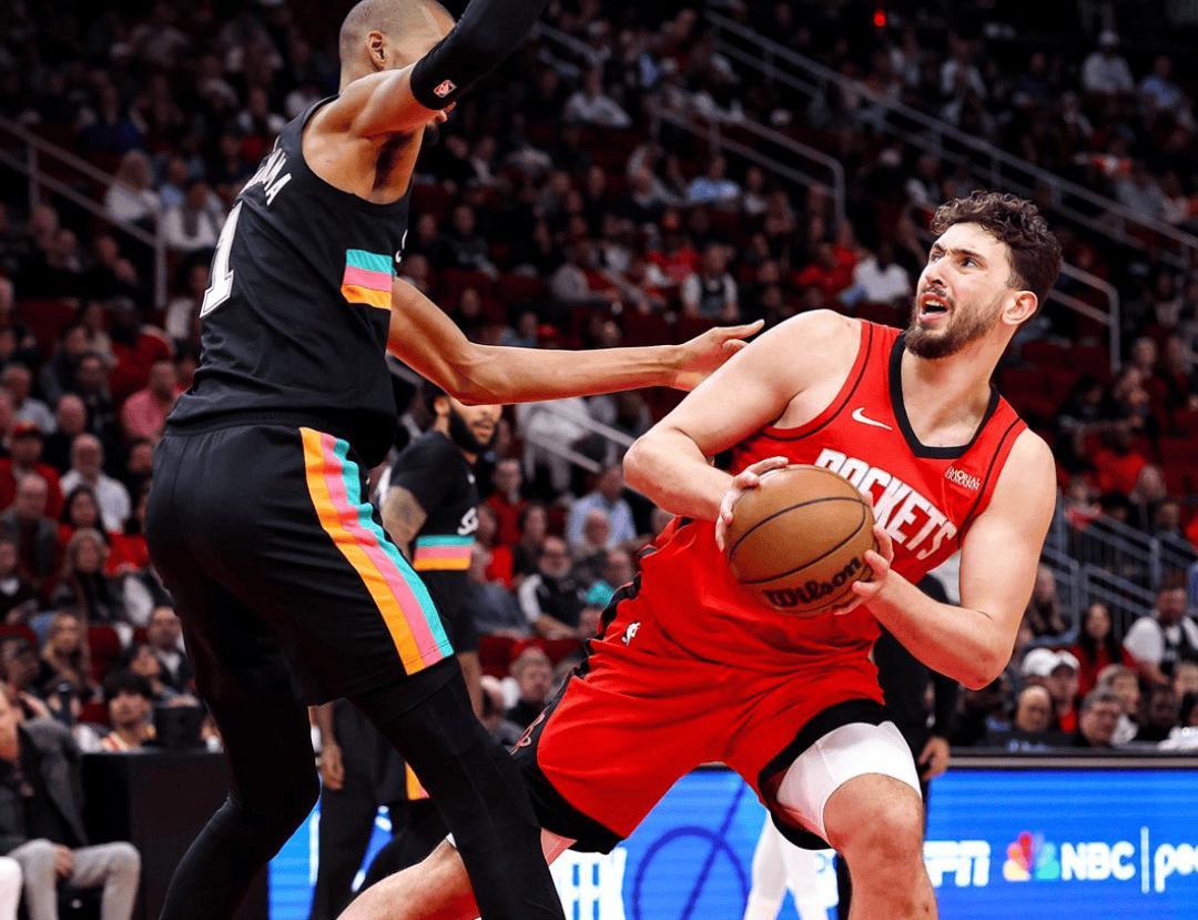 开云登录入口地址-1年350万底薪！却打成球队老大！NBA最可怜的超巨，你该得到尊重